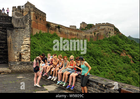 Un groupe de touristes étrangers sont photographié à la Grande Muraille à Beijing, Chine, 31 juillet 2010. La Chine a dépassé l'Espagne sur la liste des mondes top tour Banque D'Images