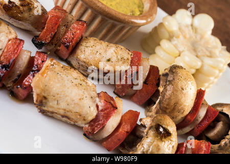 Brochettes de poulet et légumes grillés avec des poivrons, courgettes, oignons et champignons sur fond blanc, vue du dessus, copiez l'espace. La viande et les légumes Banque D'Images