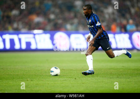Samuel Etoo Fils de l'Inter Milan dribble lors de la Super Coupe d'Italie 2011 match contre l'AC Milan au Stade National, connu sous le nom d'oiseaux nichent, dans Banque D'Images