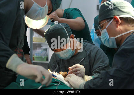 Les médecins sont vu occupé avec fonctionnant sur la femme à l'Hôpital général militaire de Beijing à Beijing, Chine, 05 mai 2011. Après plus d'une heure de su Banque D'Images