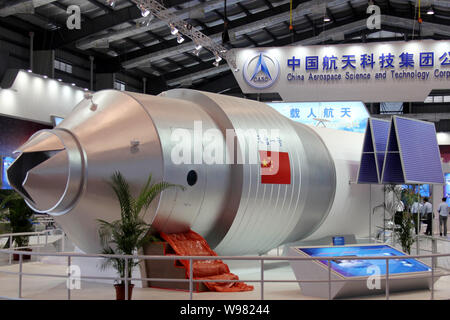 --FILE--un modèle de l'Tiangong-1 module de l'espace est visible sur l'affichage à la 8ème China International l'aéronautique et de l'exposition, connu sous le nom de Airshow C Banque D'Images