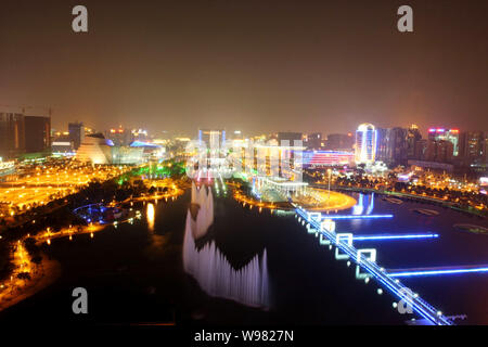 Vue de nuit sur la place centrale de Dongguan à Dongguan City, province de Guangdong, en Chine du Sud le 2 janvier 2009. Banque D'Images