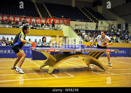 Ping-pong allemand Timo Boll superstar fait concurrence au cours d'un match à l'équipe de mens 2011 Chine contre World Team Challenge tennis de table la concurrence dans Shangha Banque D'Images