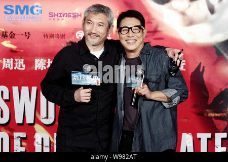 Acteur kungfu chinois Jet Li, droite, et Hong Kong réalisateur Tsui Hark assister à une conférence de presse pour le film en 3D, Flying swords of Dragon Gate, à Beij Banque D'Images