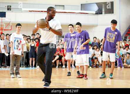 Star de la NBA Carl Landry, de l'enseigne New Orleans Hornets basket-ball pour les jeunes joueurs de basket-ball au cours d'une réunion avec des fans chinois au moyen d'un s Banque D'Images