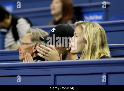 Brooklyn Decker (R), modèle et actrice Américaine, fiancée de Andy Roddick claps lors d'un match entre Andy Roddick et Nicolas Almagro au Shanghai Banque D'Images