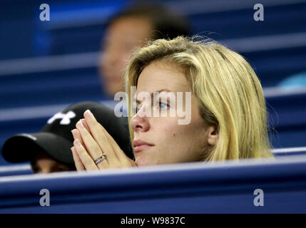 Brooklyn Decker (R), modèle et actrice Américaine, fiancée de Andy Roddick regarde un match entre Andy Roddick et Nicolas Almagro au cours de la Shanghai Banque D'Images