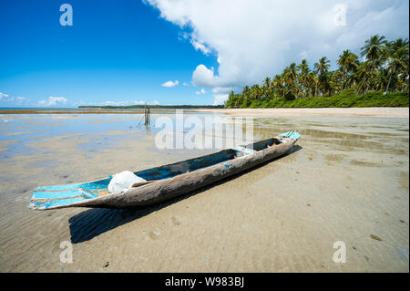 Vue panoramique de pirogue traditionnelle brésilienne bateau sur une plage déserte rustique à Bahia, Nordeste, Brésil Banque D'Images