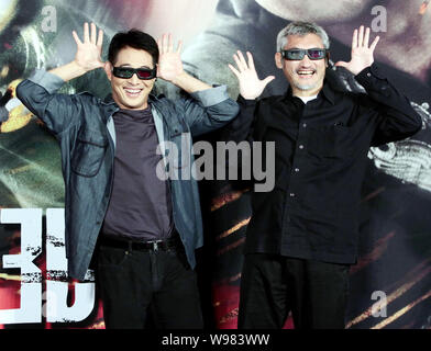 Acteur kungfu chinois Jet Li, à gauche, et Hong Kong réalisateur Tsui Hark assister à une conférence de presse pour le film en 3D, Flying swords of Dragon Gate, à Beiji Banque D'Images