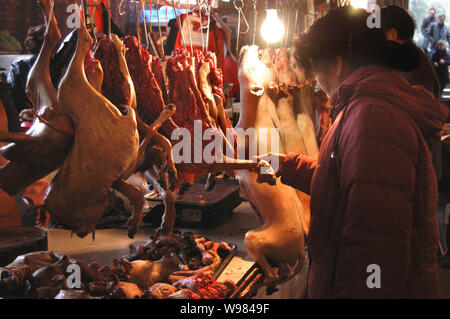 --File--la viande de chien est vendu à un marché à Guiyang, dans le sud-ouest de la province de Guizhou, Chine, 20 décembre 2009. Les activistes ont marqué un nombre inhabituellement swif Banque D'Images