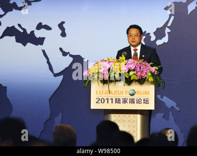 Sous-ministre des Finances Li Yong parle lors de la le Forum de Lujiazui à Shanghai, Chine, 20 mai 2011. Les deux jours de forum de Lujiazui a débuté à Shangha Banque D'Images