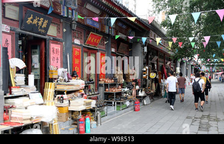 Beijing, Beijing, Chine. Août 13, 2019. Beijing, Chine-les produits de seconde main de Panjiayuan market situé au sud-ouest du pont Panjiayuan, sud-est de l'troisième Ring Road, Beijing, le 12 août 2019.Le marché est un très large champ d'activité du marché, couvrant une superficie de 48 500 mètres carrés, est le plus grand marché de biens d'occasion en Chine, du lundi au vendredi magasins et les locataires commerciaux et des serres domaine 1 et 2 ouvert, la peinture des reliques culturelles, de l'étude quatre trésors, porcelaine et des meubles en bois, un total de plus de 3 000 stands. Crédit : SIPA Asie/ZUMA/Alamy Fil Live News Banque D'Images