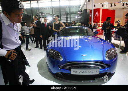 Les visiteurs s'à l'Aston Martin V8 Vantage s à la 14e Exposition de l'industrie internationale de l'Automobile de Shanghai, connue sous le nom de Auto Shanghai 2011, au Banque D'Images