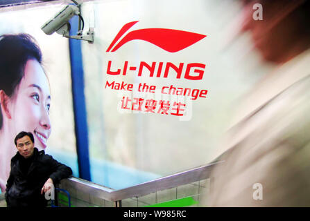 --FILE--Local des résidents chinois passe devant une publicité pour Li-Ning à Shanghai, Chine, 16 mars 2011. Doublure chinois sportswear company a anno Banque D'Images