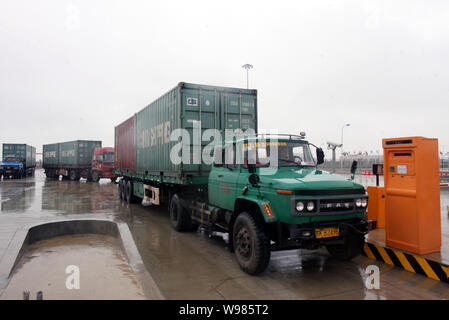 Les chariots avec les conteneurs ont vu à Qinzhou bonded zone portuaire à Qinzhou, Chine du sud-ouest de la ville de la région autonome Zhuang du Guangxi, le 16 février 2011. Q Banque D'Images
