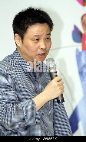 L'auteur et l'écrivain chinois Yu Hua parle lors d'une conférence de presse pour la 19e exposition internationale du livre de Taipei à Taipei, Taiwan, le 8 février 2011. Banque D'Images