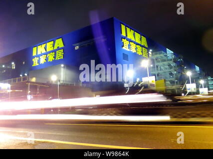 --File--Vue d'un magasin Ikea à Shanghai, Chine, 1 juillet 2011. Les détaillants suédois de magasins en Chine sont devenus une destination de loisirs préférés Banque D'Images