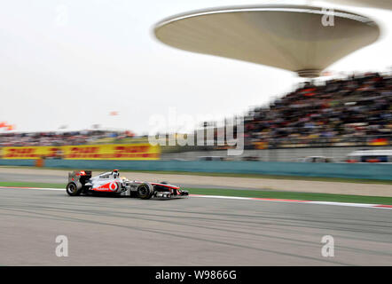 Le pilote McLaren-Mercedes Lewis Hamilton d'Angleterre participe à la formule un Grand Prix de Chine 2011 sur le Circuit International de Shanghai à Shangha Banque D'Images