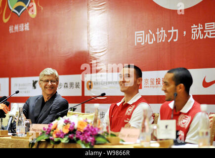 (De gauche) Arsene Wenger entraîneur-chef, Thomas Vermaelen et Theo Walcott d'Arsenal Football Club, assister à une conférence de presse au cours de l'Asie des arsenaux Tour i Banque D'Images