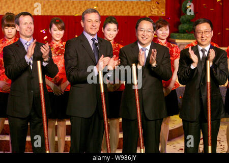(De gauche à droite) Thomas O. Staggs, président de Walt Disney Parks and Resorts, Robert A. Iger (Bob Iger), Président-directeur général de la Walt Disney Company, Yu Z Banque D'Images