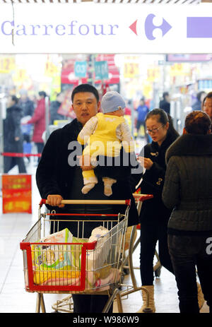 --FILE--les clients chinois sont des achats dans un supermarché Carrefour à Changchun city, province de Jilin, en Chine du Nord-Est 24 janvier 2011. Détail français Banque D'Images