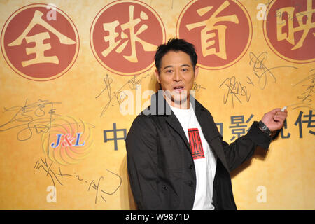 Acteur martial chinois Jet Li, également connu sous le nom de Li Lianjie assiste à la première du film, son amour, à Beijing, Chine, 22 septembre 2011. Banque D'Images