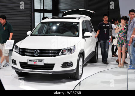 Regardez les visiteurs Shanghai VW Tiguan STI au cours d'une auto show à Shenzhen, Chine du sud, la province du Guangdong, 7 juin 2011. Shanghai Volkswagen a vendu 8 Banque D'Images