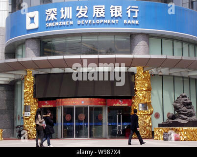 --File--piétons passent devant une succursale de la Banque de développement de Shenzhen à Nanjing, Chine de l'est la province de Jiangsu, 30 mars 2011. Ping An Insurance (Grou Banque D'Images