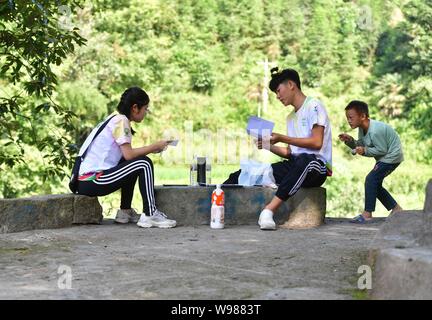 (190812) -- RONGSHUI, Août 12, 2019 (Xinhua) -- Des bénévoles de Macao se préparer pour une performance à Wuying, un village de l'ethnie Miao dans le cadre d'une administration conjointe par Rongshui County dans la région autonome Zhuang du Guangxi et ses voisins Congjiang Comté de la province du Guizhou, au sud-ouest de la Chine, le 11 août 2019. Plus de 30 étudiants bénévoles de la Chine du sud Macao offre un service d'enseignement d'une semaine pour les enfants dans ce village éloigné. Les bénévoles préparé différentes classes dont la peinture, d'agir, de la science et de PE pour enrichir les vacances d'été pour enfants local et d'élargir leur horizon. (Xinhua/H Banque D'Images