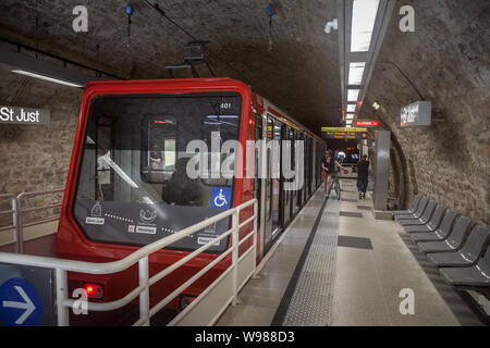 LYON, FRANCE - 19 juillet 2019 : Lyon train Funiculaire entrant dans la gare de St Just avec les touristes préparent à entrer, avant de les amener à V Banque D'Images