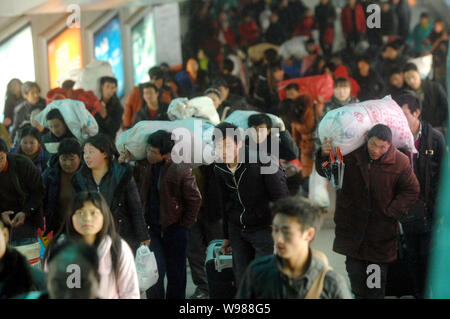 --FILE--travailleurs migrants chinois foule la gare de Shanghai à Shanghai, Chine, 18 février 2011. Shanghai a 22,21 millions de résidents par le Banque D'Images