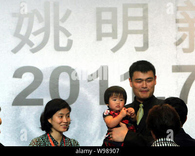 (À partir de la droite), star de la NBA Yao Ming et Yaos, épouse Ye Li, Yaos, Yao fille Qinlei, sont illustrés au cours de la presse à Shanghai, Chine, le 20 juillet 2011. Yao Banque D'Images