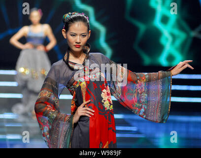 Modèles de porter des vêtements avec éléments Chinois posent sur la scène pendant la 6e Super Concours modèle asiatique à Nanning, dans le sud-ouest de la province de Guangxi, 5 Sep Banque D'Images