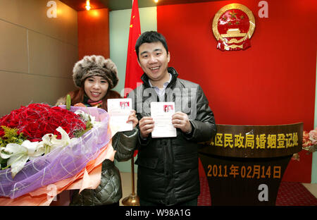 Un couple de jeunes mariés chinois montrent leur mariage à un bureau d'enregistrement des mariages le Jour de Valentines à Beijing, Chine, 14 février 2011 Banque D'Images