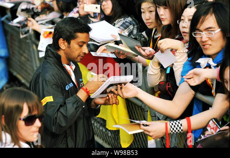 Pilote de F1 indien Narain Karthikeyan de l'Hispania Racing team panneaux pour fans sur le Circuit International de Shanghai à Shanghai, Chine, le 14 avril 2011 Banque D'Images