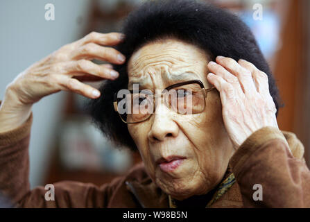 --File-- Le fichier photo prise le 9 mars 2006 montre l'Opéra Yueju master Yuan Xuefen. Yuan est mort d'une maladie Samedi (19 février 2011) à son domicile Banque D'Images