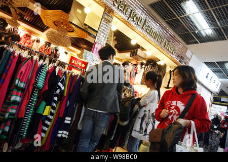 - Un fichier clients chinois--shop pour les vêtements à un centre commercial de vêtements Qipu Road sur à Shanghai, Chine, 14 novembre 2010. Autorités de Shanghai sont mis à con Banque D'Images