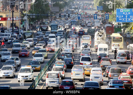 Masses de voitures et autobus sur une route pendant les heures de pointe le matin sur la Journée sans voiture dans la ville de Harbin, au nord-est de la Chine bauvin Banque D'Images