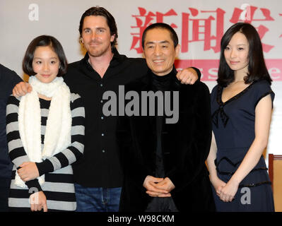 (De gauche) L'actrice chinoise Zhang Xinyi, l'acteur Christian Bale, réalisateur chinois Zhang Yimou et actrice chinoise ni ni assister à une conférence de presse Banque D'Images