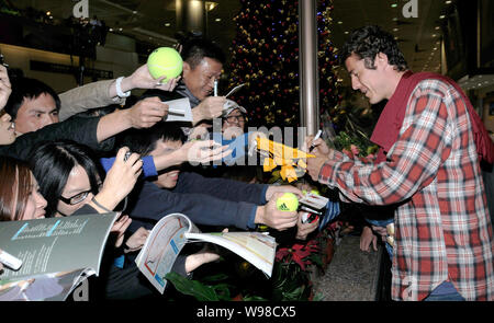 Ancien joueur de tennis russe Marat Safin signe son nom pour fans à l'Aéroport International de Taiwan Taoyuan à Taipei, Taiwan, le 4 janvier 2011. Mar Banque D'Images