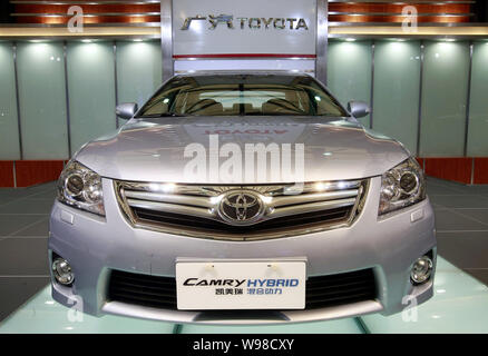 Une Toyota Camry hybride est vu sur l'écran lors d'une auto show à Shanghai, Chine, le 12 août 2010. Toyota Motor Corp. a vendu 846 000 véhicules en Chine Banque D'Images