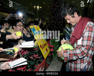 Ancien joueur de tennis russe Marat Safin signe son nom pour fans à l'Aéroport International de Taiwan Taoyuan à Taipei, Taiwan, le 4 janvier 2011. Mar Banque D'Images