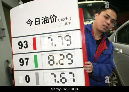 Un travailleur chinois met à jour le prix du carburant après le minuit dans une station à Shanghai, Chine, le 7 avril 2011. La Chine, plus grand consommateur de pétrole Asias, soulevé Banque D'Images