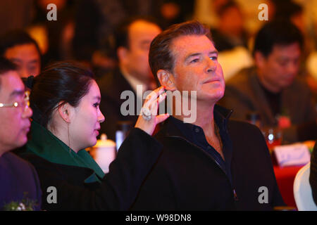 L'acteur irlandais Pierce Brosnan assiste à une conférence de presse, comme l'image l'ambassadeur du Groupe chinois ustensiles bouilloire Oulin au siège de Oulin dans Banque D'Images