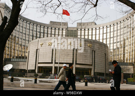 --FILE--Local des résidents chinois devant l'administration centrale et le siège social de la Banque de Chine (PBOC), Banque centrale chinoise, à Pékin, Chine Banque D'Images