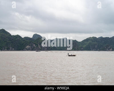 Des bateaux de pêche vietnamiens traditionnels sur l'eau dans la baie d'Ha Long, Vietnam du Nord Banque D'Images