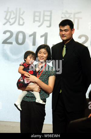 (À partir de la droite), star de la NBA Yao Ming et Yaos, épouse Ye Li, Yaos, Yao fille Qinlei, sont illustrés au cours de la presse à Shanghai, Chine, le 20 juillet 2011. Yao Banque D'Images