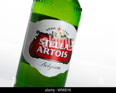 0,5 l de bière Stella Artois bouteille isolé sur fond blanc Banque D'Images