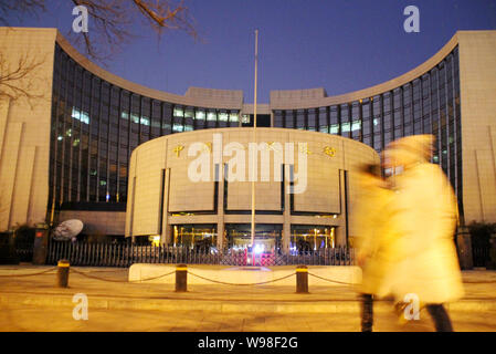 --FILE--Local des résidents chinois devant l'administration centrale et le siège social de la Banque de Chine (PBOC), Banque centrale chinoise, à Pékin, Chine Banque D'Images