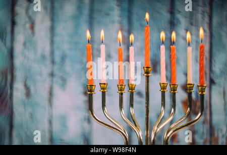 Bougies colorées émanant d'une des bougies de Hanoukka dans une menorah Banque D'Images